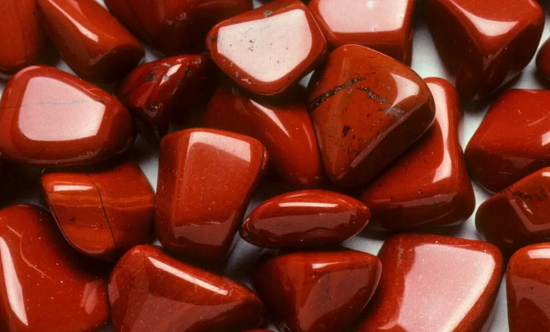 Red Jasper Stones: The Ultimate Guide to Meaning, Uses & Benefits