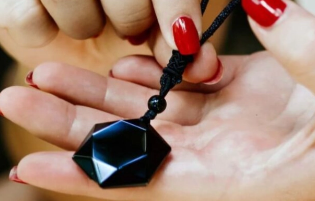 What are the benefits of wearing obsidian?