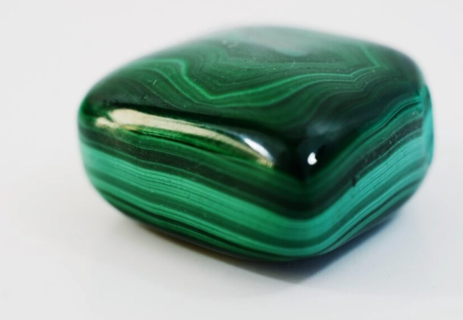 Malachite Safety Guide: Who Should Avoid It & Why