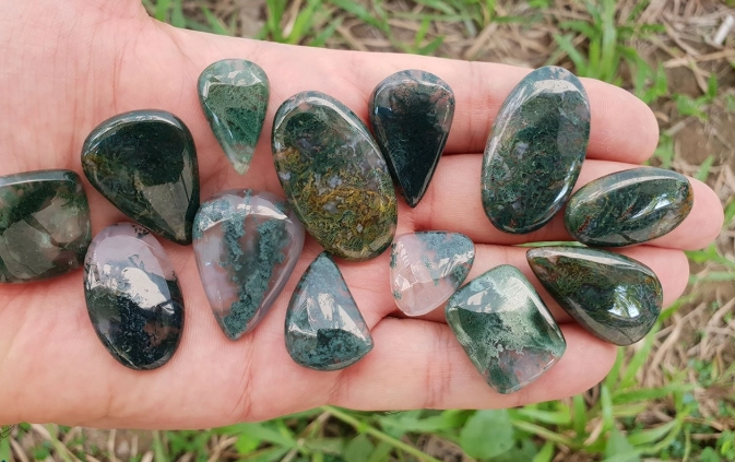Green Moss Agate: The Ultimate Guide to Its Meaning, Properties & Value