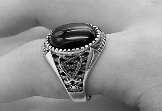 Who Cannot Wear Black Onyx? A Clear Guide to Safety & Suitability