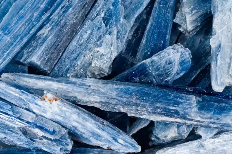 Kyanite: The Ultimate Guide to Properties, Uses & How to Identify It