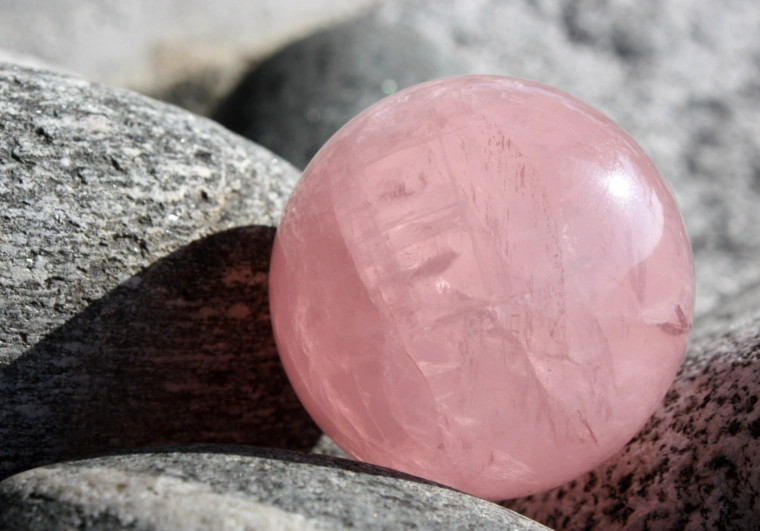 Pink Quartz: Complete Guide to Meanings, Uses & How to Tell It Apart