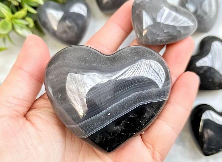 Obsidian Stone Meaning and Uses: A Complete Guide to Healing and Protection