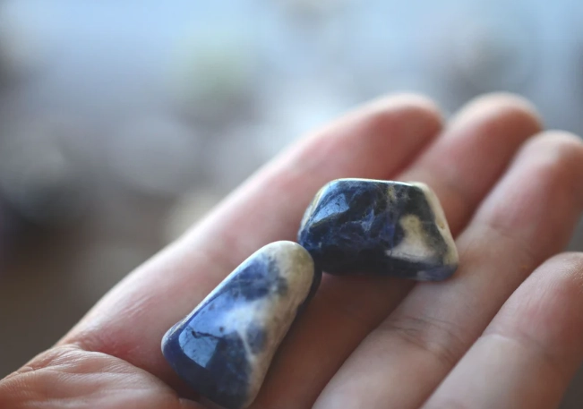 How to Use Sodalite Crystal: A Complete Guide for Mind & Body