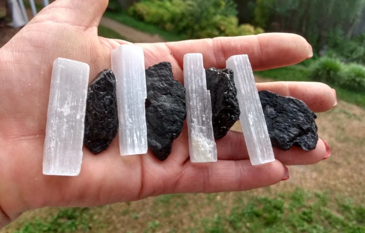 how to use black tourmaline and selenite