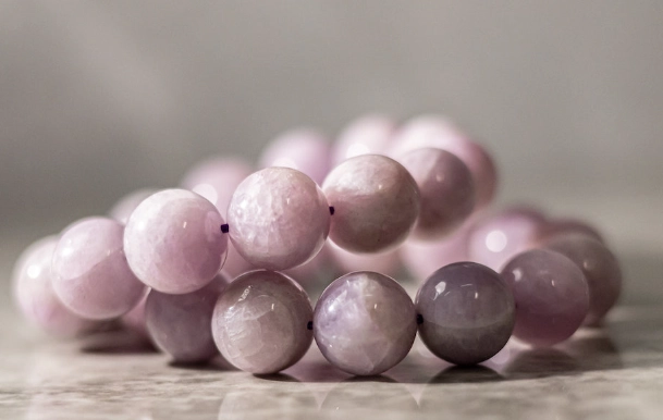 Who can wear kunzite?