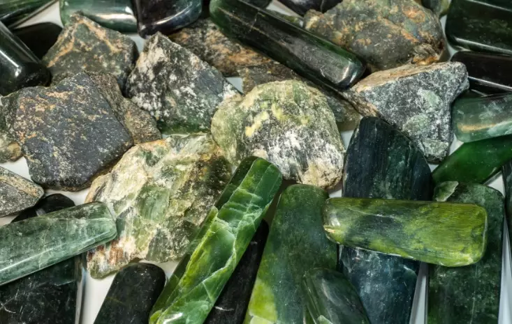 Green Kyanite Crystal Meaning: Healing, Properties & How to Use Guide