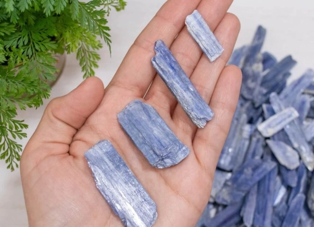 Kyanite Crystal Meaning & Uses: Healing Properties, Benefits & How to Use