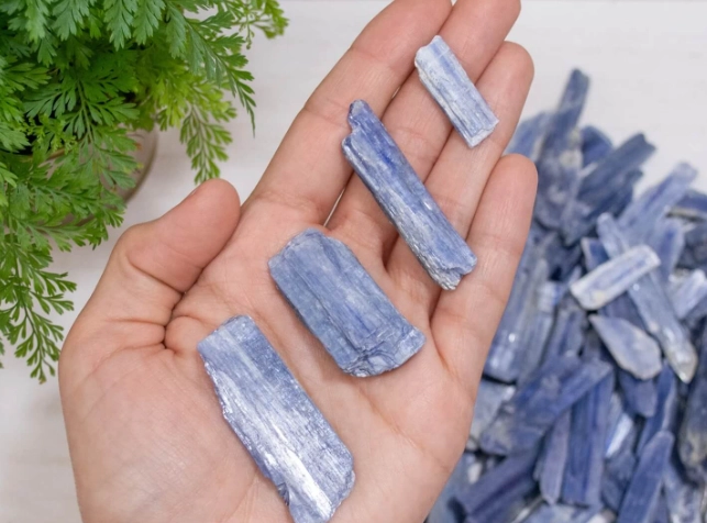 Kyanite Crystal Meaning and Uses: The Ultimate Guide