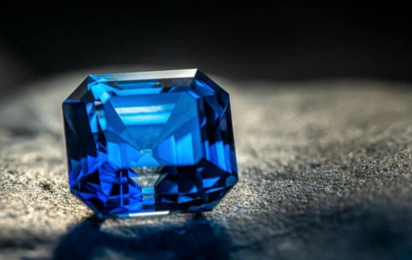 Blue Kyanite Meaning: The Ultimate Guide to This Communication Crystal