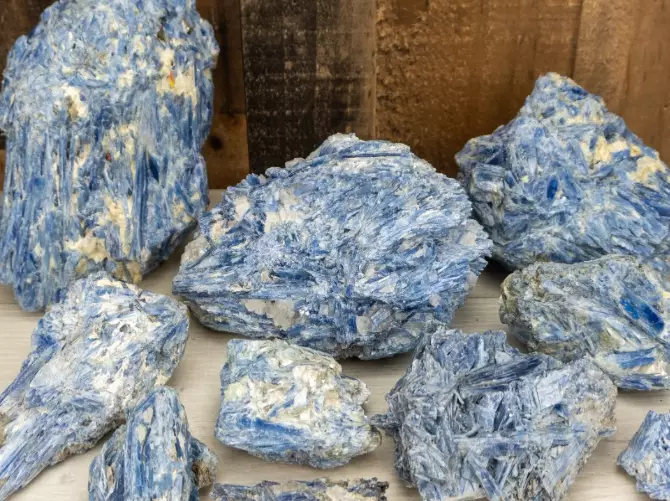 how to identify kyanite