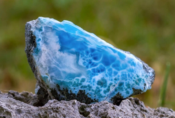 Larimar Stone: The Complete Guide to the Caribbean Gem of Serenity