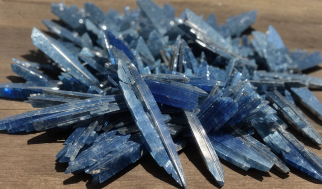 Kyanite Properties: Healing Benefits, Uses, and How to Harness Its Power