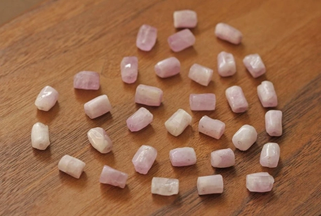 kunzite vs rose quartz