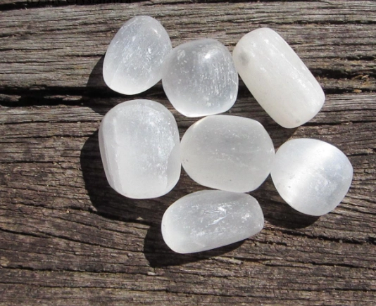 How to Use Selenite Crystals: A Practical Guide to Cleansing, Charging, and Decor
