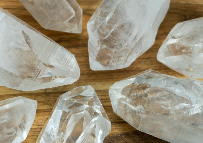 Quartz Crystal Guide: Healing Properties, Types, and Practical Uses