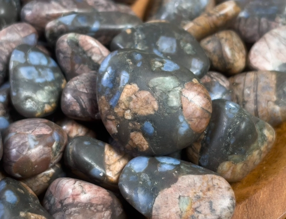 Que Sera Stone: Meaning, Healing Properties, and Practical Uses Guide