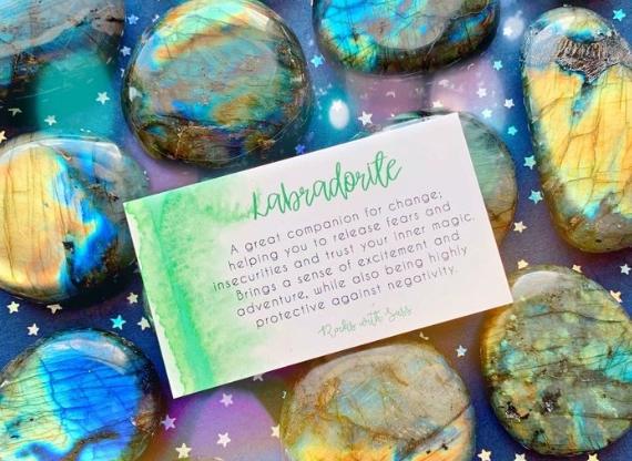 Labradorite Crystal Meaning: Healing, Magic & Practical Uses