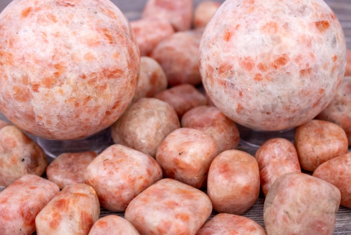 Sunstone Crystal Guide: Healing Properties, Identification, and Practical Uses