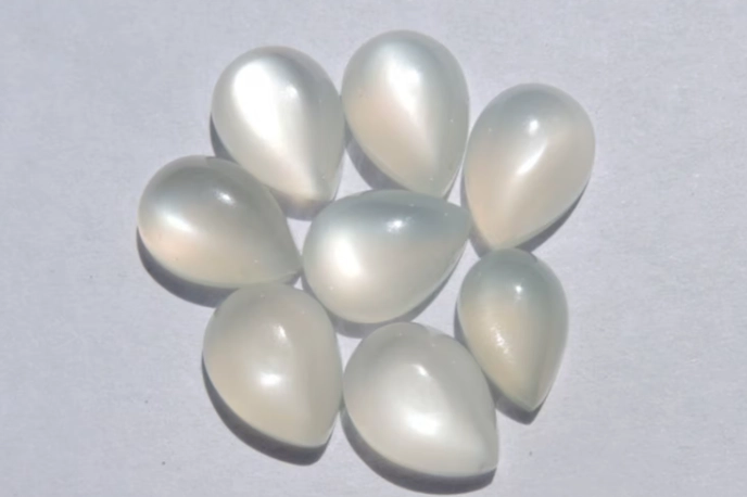 Moonstone White: Healing Properties, Uses, and Expert Buying Tips