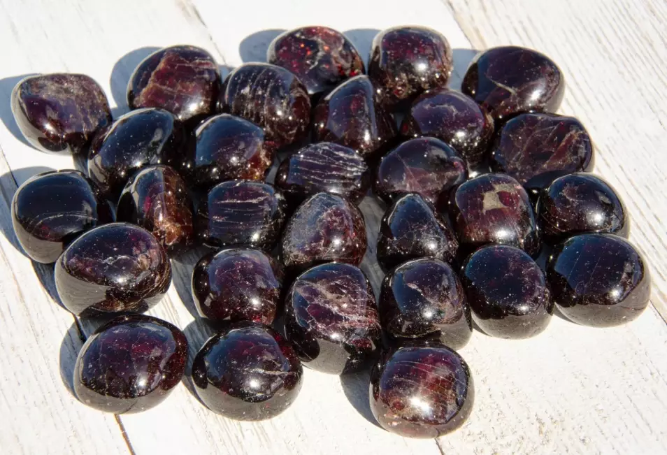 garnet crystal meaning