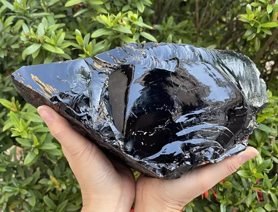 Obsidian Crystal: Your Complete Guide to Meaning, Uses & Real vs. Fake