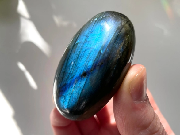 Metaphysical Properties of Labradorite: A Guide to Spiritual Power