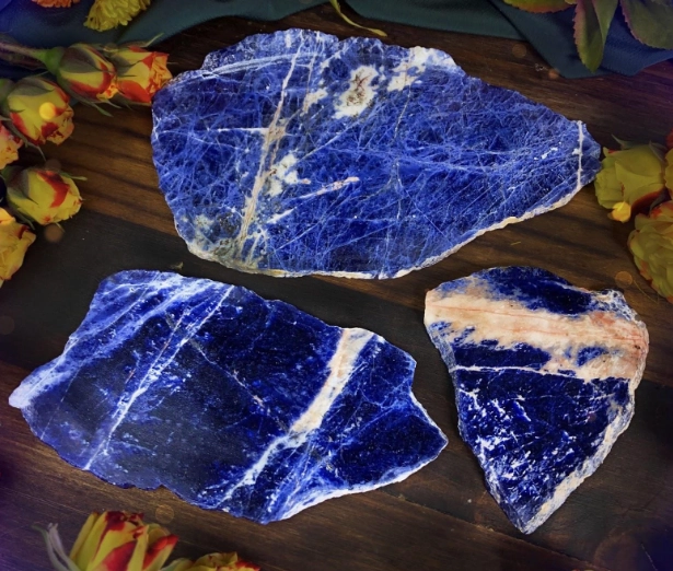 Unlocking Sodalite Meaning: Healing, Uses & Key Differences