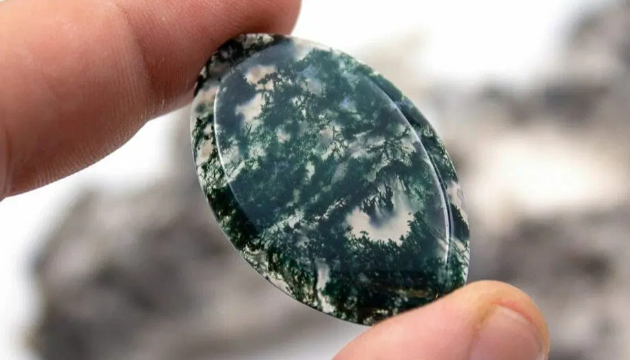 Moss Agate Benefits: A Complete Guide to Its Healing & Practical Uses