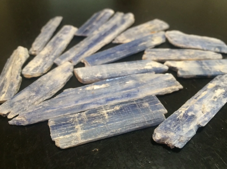 Blue Crystals Raw: A Complete Guide to Types, Uses, and Buying Tips
