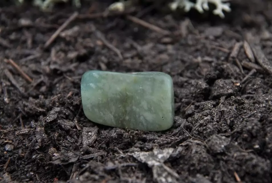 who should not wear moss agate