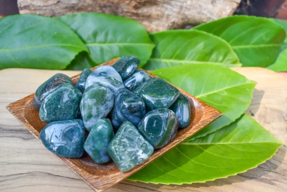 Green Moss Agate: A Complete Guide to Its Healing Properties & Uses