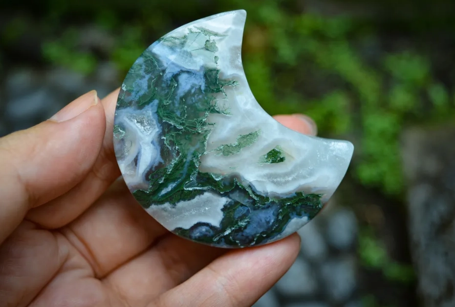 who should not wear moss agate