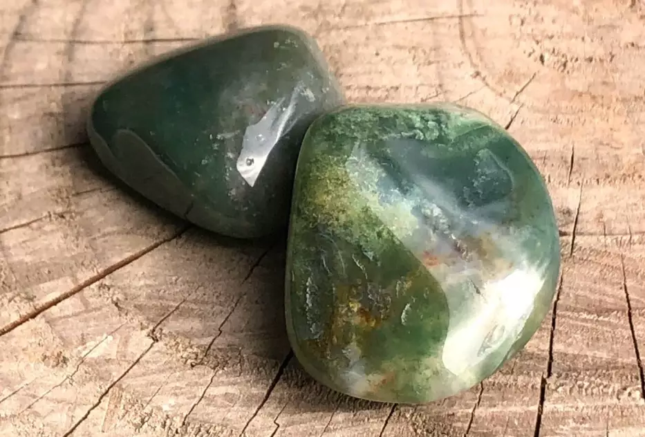 Natural Green Moss Agate: Meaning, Benefits & How to Use It