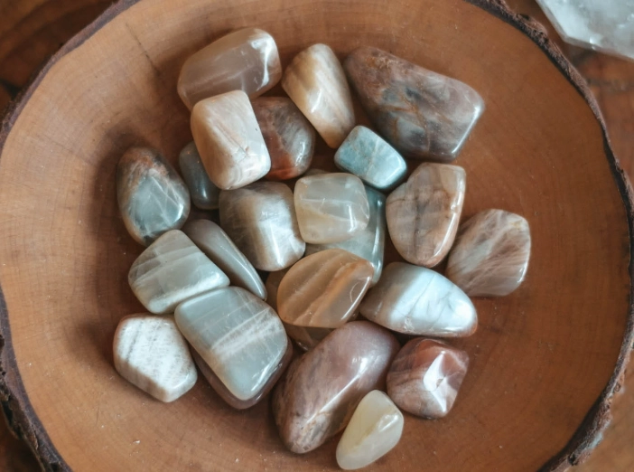 Who should not wear moonstone?