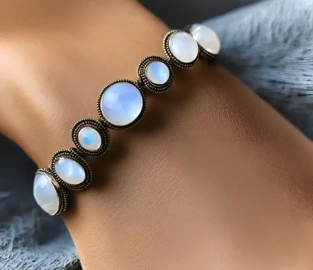 who should not wear moonstone